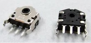 Fotografia de dois codificadores rotativos incrementais de mesmo modelo, vista superior e viats inferior, usado na construção de mouses de computadores, para detectar movimentação da roda de rolagem (scroll)
