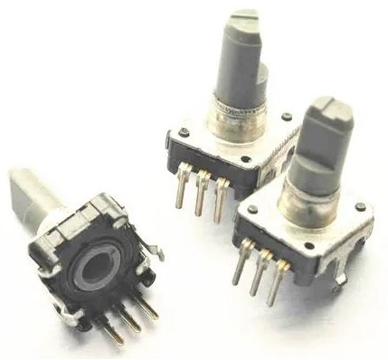 Fotografia de três codificadores rotativos incrementais sem chave de pressão acoplada para uso em controles de instrumentos e aparelhos ao invés de potenciômetros