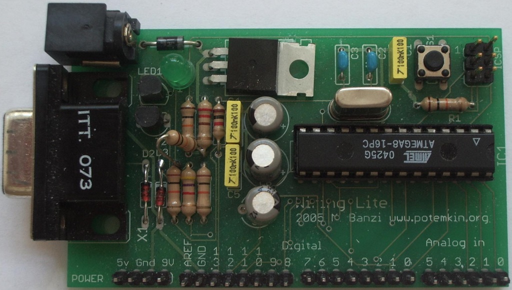 Provavelmente o primeiro prot[otipo do Arduino, ainda baseado no ATmega8 do ano de 2005